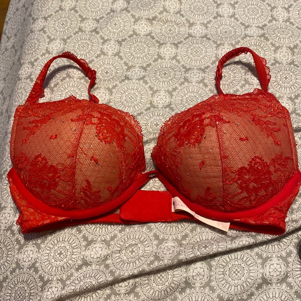 Victoria secret 32DD push up pigeonnant bra ❤️